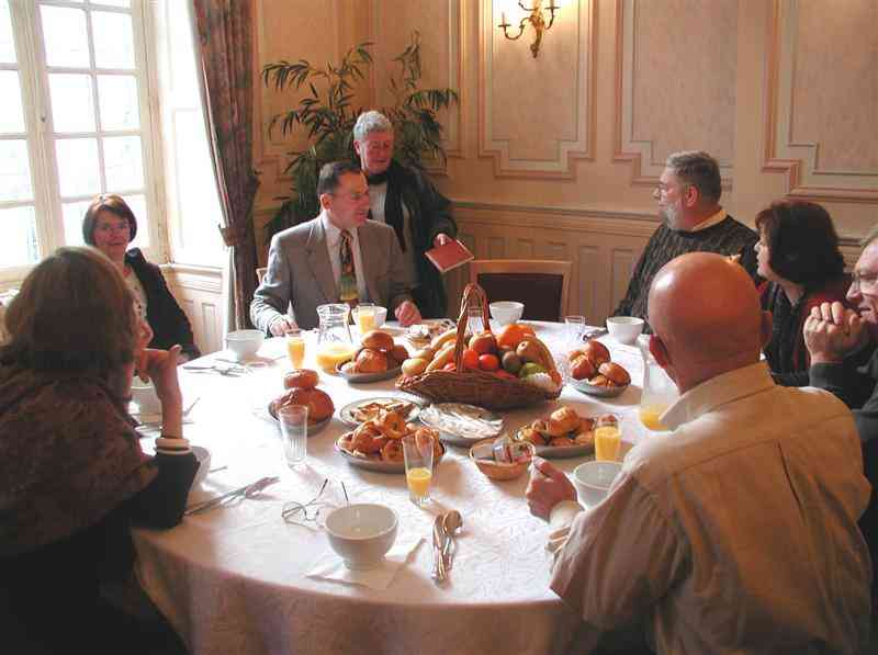 P1010045 (Sommier).jpg - Le lendemain, petit-déjeuner avant la dislocation.